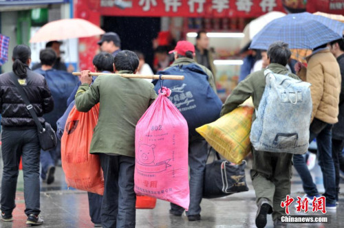 聚焦春節(jié)“恐歸族”：近鄉(xiāng)情怯，恐懼何來(lái)？(圖)